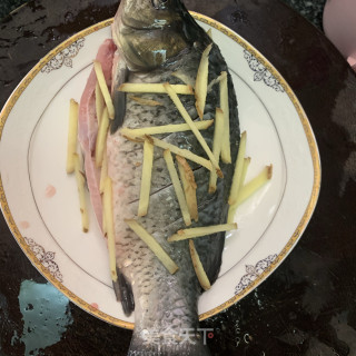 黄豆酱蒸鲫鱼步骤3