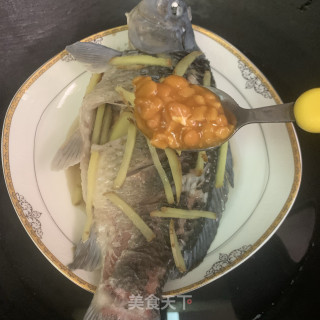 黄豆酱蒸鲫鱼步骤5