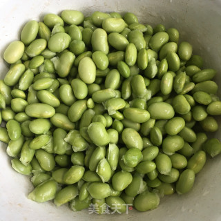 五花肉丸子炒毛豆步骤2