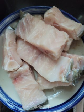 鱼骨焖腐竹步骤1
