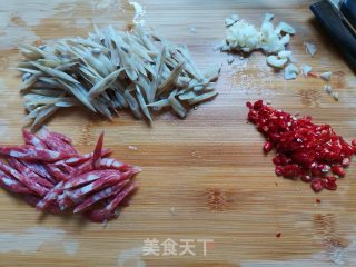 香肠炒白四季豆步骤1