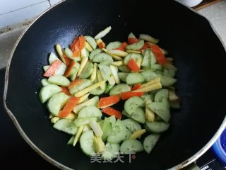 玉米笋黄瓜小炒步骤3