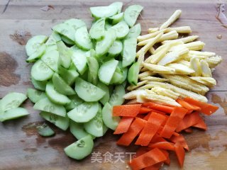 玉米笋黄瓜小炒步骤1