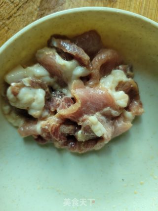 猪肉洋葱炒芦笋步骤2