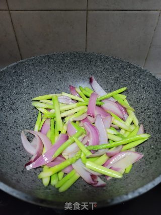 猪肉洋葱炒芦笋步骤11