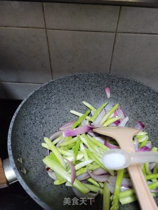 猪肉洋葱炒芦笋步骤10