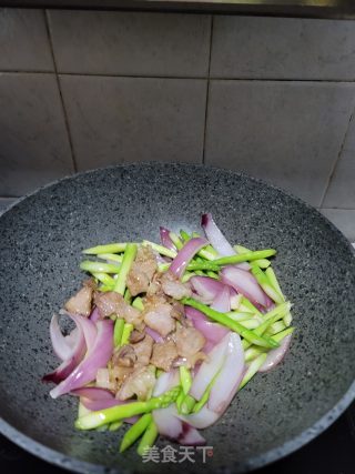 猪肉洋葱炒芦笋步骤12