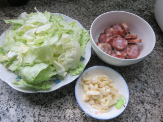 香肠包心菜炒铁棍山药粉条步骤2