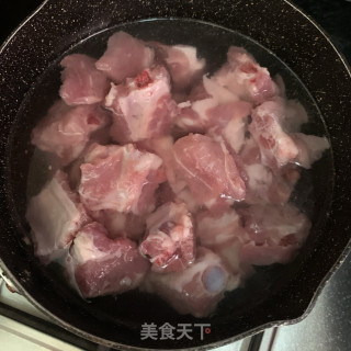 酸菜番茄排骨煲步骤1