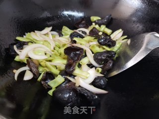 四季豆炒木耳步骤4