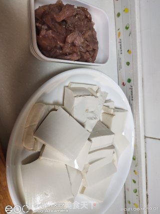 家常小菜--肉丝烧豆腐步骤1