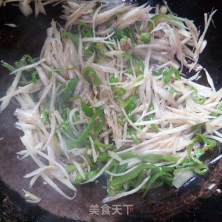 仔姜青椒炒肉丝步骤7