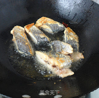 蒜瓣烧鲅鱼步骤4