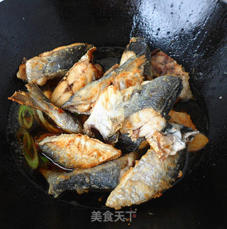 蒜瓣烧鲅鱼步骤8