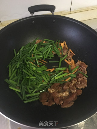 韭菜苔胡萝卜炒肉丝步骤2