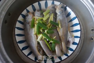 柠檬蒸黄鱼步骤6
