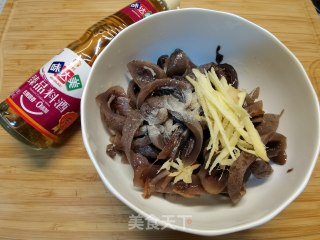 鲜香味美又下饭～乌参炒香菇步骤2