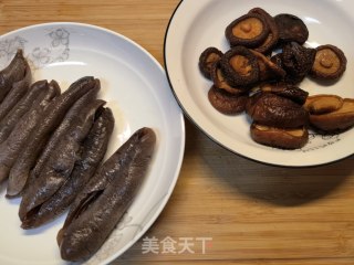 鲜香味美又下饭～乌参炒香菇步骤1