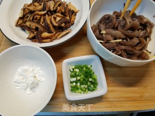 鲜香味美又下饭～乌参炒香菇步骤3