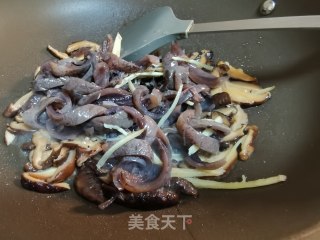 鲜香味美又下饭～乌参炒香菇步骤4