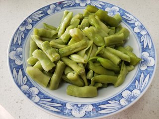四季豆炒火腿肠步骤1