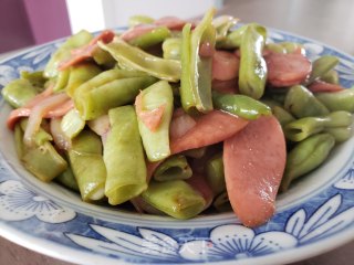 四季豆炒火腿肠步骤6