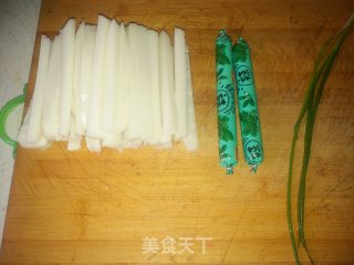 火腿肠辣炒年糕步骤1