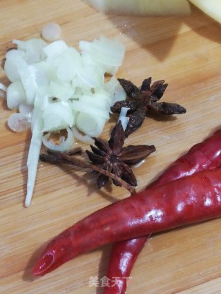 土豆辣炒五花肉步骤2