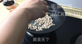 懒人版鱼香肉丝，厨艺有限，依靠调料包，比自己调味靠谱多了。步骤4