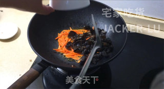 懒人版鱼香肉丝，厨艺有限，依靠调料包，比自己调味靠谱多了。步骤7