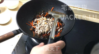 懒人版鱼香肉丝，厨艺有限，依靠调料包，比自己调味靠谱多了。步骤11