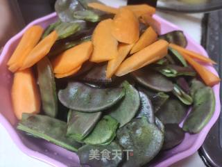 五花肉炒扁豆盖烧饭步骤2