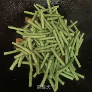 豆角炒五花肉步骤7