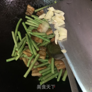 豆角炒五花肉步骤8