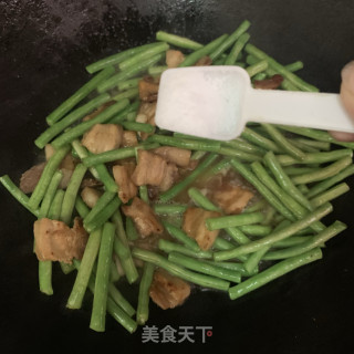 豆角炒五花肉步骤9