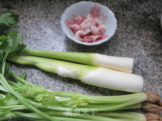 五花肉芹菜炒茭白步骤1