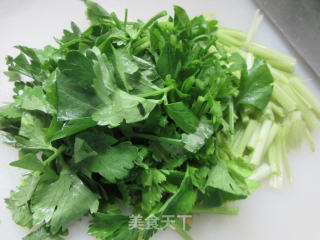 五花肉芹菜炒茭白步骤3