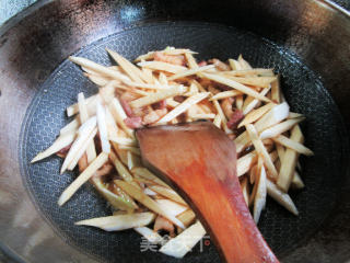 五花肉芹菜炒茭白步骤9