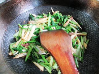 五花肉芹菜炒茭白步骤10
