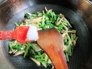 五花肉芹菜炒茭白步骤11