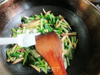 五花肉芹菜炒茭白步骤12