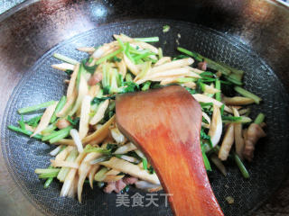 五花肉芹菜炒茭白步骤13