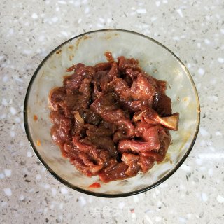 牛肉炒青椒步骤1