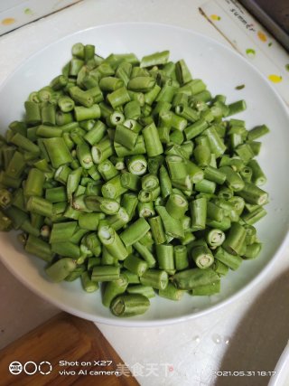 肉丁炒豆角步骤1