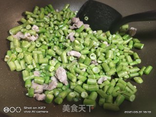 肉丁炒豆角步骤4