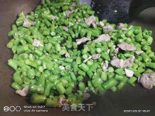 肉丁炒豆角步骤6