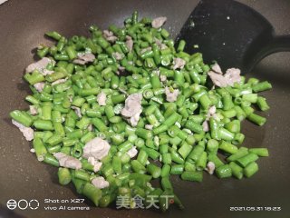 肉丁炒豆角步骤7