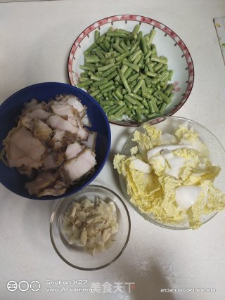 白菜豆角炒肉片步骤1