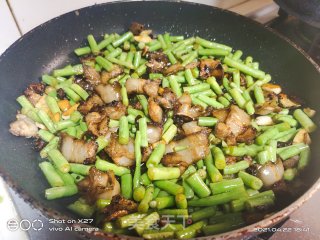 白菜豆角炒肉片步骤4