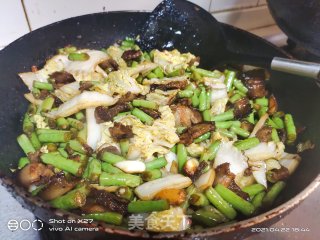白菜豆角炒肉片步骤7